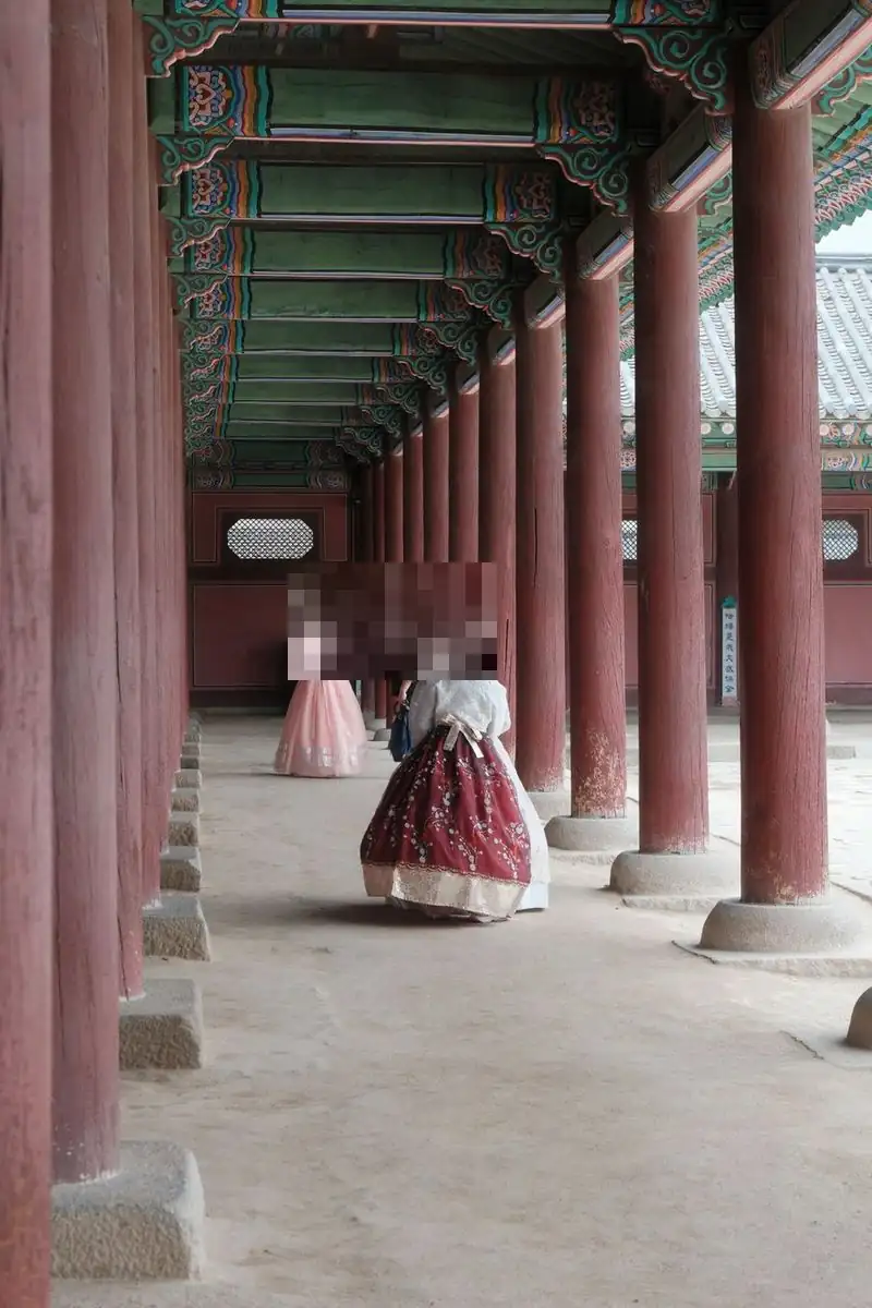 일산요정 가야금 소리 울리는 회랑을 지나는 한복 여성 온몸