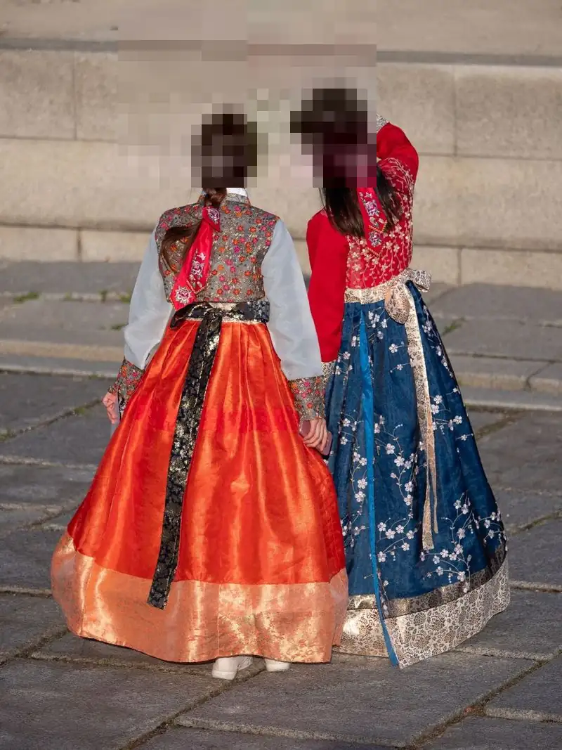 일산요정 후기에 자주 오르는 전통 한복 두 사람 전신 모습