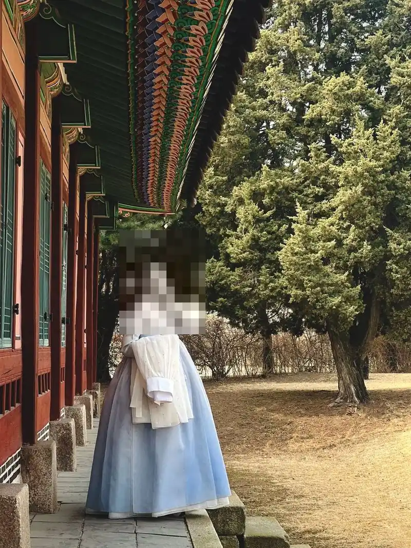 일산요정 한옥 툇마루에 머리부터 발끝까지 연푸른 한복 차림